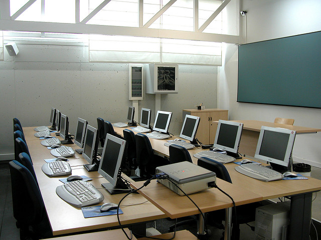 Aula de informática en el Aulario María de Guzmán